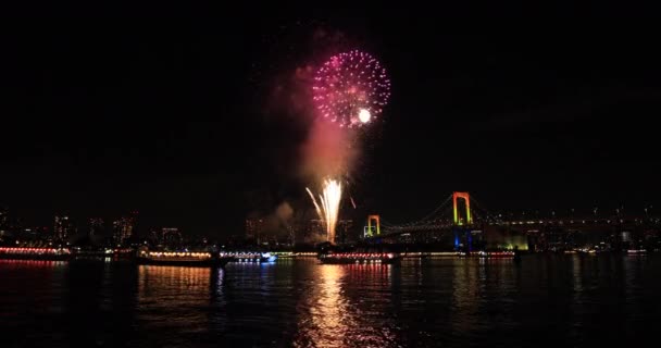 Fuegos Artificiales Cerca Del Puente Rainbow Playa Koutou Odaiba Tokio — Vídeos de Stock