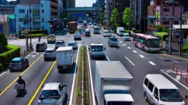 Tokyo 'daki şehir sokağındaki trafik sıkışıklığının zaman aşımı. Yüksek kalite 4K görüntü. Tokyo Japonya 05.18.2022 Tokyo 'da bir şehir caddesi.. 