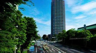 Tokyo 'daki şehir sokağındaki trafik sıkışıklığının zamanlaması. Yüksek kalite 4K görüntü. Tokyo Japonya 05.18.2022 Tokyo 'da bir şehir caddesi.. 