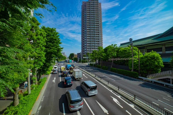 東京の都会の通りで交通渋滞が起こった 高品質の写真 東京日本05 2022ここは東京のダウンタウンの通りです — ストック写真