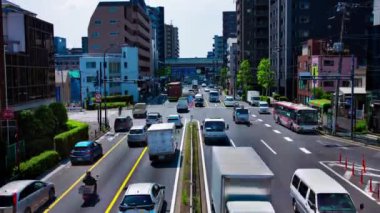 Tokyo Tilt kentsel caddesindeki trafik sıkışıklığının zaman aşımı. Yüksek kalite 4K görüntü. Tokyo Japonya 05.18.2022 Tokyo 'da bir şehir caddesi.. 