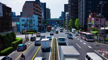 Tokyo yakınlarındaki şehir sokağındaki trafik sıkışıklığının zamanı. Yüksek kalite 4K görüntü. Tokyo Japonya 05.18.2022 Tokyo 'da bir şehir caddesi.. 
