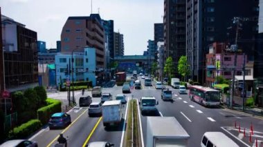 Tokyo Tilt kentsel caddesindeki trafik sıkışıklığının zaman aşımı. Yüksek kalite 4K görüntü. Tokyo Japonya 05.18.2022 Tokyo 'da bir şehir caddesi.. 