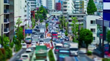 Tokyo Tilt kentsel caddesindeki minyatür trafik sıkışıklığının zamanı. Yüksek kalite 4K görüntü. Tokyo Japonya 05.18.2022 Tokyo 'da bir şehir caddesi.. 