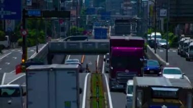 Tokyo 'daki şehir sokağındaki trafik sıkışıklığının zamanlaması. Yüksek kalite 4K görüntü. Tokyo Japonya 05.18.2022 Tokyo 'da bir şehir caddesi.. 