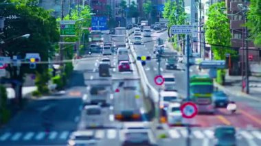 Tokyo 'daki şehir sokağındaki minyatür trafik sıkışıklığının zaman çizelgesi. Yüksek kalite 4K görüntü. Tokyo Japonya 05.18.2022 Tokyo 'da bir şehir caddesi.. 