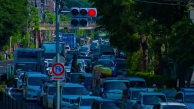 Tokyo 'daki şehir sokağındaki trafik sıkışıklığının zaman aşımı. Yüksek kalite 4K görüntü. Tokyo Japonya 05.18.2022 Tokyo 'da bir şehir caddesi.. 