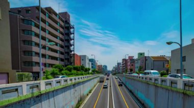 Tokyo 'daki şehir sokağındaki trafik sıkışıklığının zamanlaması. Yüksek kalite 4K görüntü. Tokyo Japonya 05.18.2022 Tokyo 'da bir şehir caddesi.. 