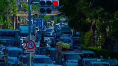 Tokyo 'daki şehir sokağındaki trafik sıkışıklığının zamanlaması. Yüksek kalite 4K görüntü. Tokyo Japonya 05.18.2022 Tokyo 'da bir şehir caddesi.. 