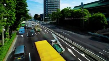 Tokyo 'daki şehir sokağındaki trafik sıkışıklığının zamanlaması. Yüksek kalite 4K görüntü. Tokyo Japonya 05.18.2022 Tokyo 'da bir şehir caddesi.. 