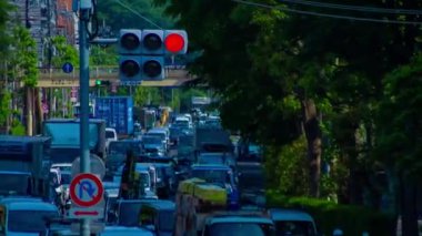 Tokyo 'daki şehir sokağındaki trafik sıkışıklığının zaman aşımı. Yüksek kalite 4K görüntü. Tokyo Japonya 05.18.2022 Tokyo 'da bir şehir caddesi.. 