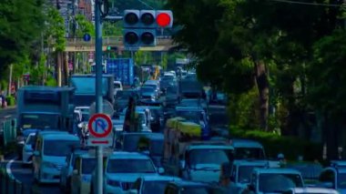Tokyo 'daki şehir sokağındaki trafik sıkışıklığının zamanlaması. Yüksek kalite 4K görüntü. Tokyo Japonya 05.18.2022 Tokyo 'da bir şehir caddesi.. 