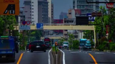 Tokyo 'daki şehir sokağındaki trafik sıkışıklığının zamanlaması. Yüksek kalite 4K görüntü. Tokyo Japonya 05.18.2022 Tokyo 'da bir şehir caddesi.. 