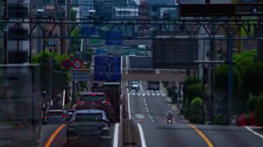 Tokyo 'daki şehir sokağındaki trafik sıkışıklığının zaman aşımı. Yüksek kalite 4K görüntü. Tokyo Japonya 05.18.2022 Tokyo 'da bir şehir caddesi.. 