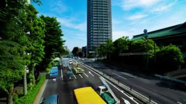 Tokyo 'daki şehir sokağındaki trafik sıkışıklığının zamanlaması büyüktü. Yüksek kalite 4K görüntü. Tokyo Japonya 05.18.2022 Tokyo 'da bir şehir caddesi.. 