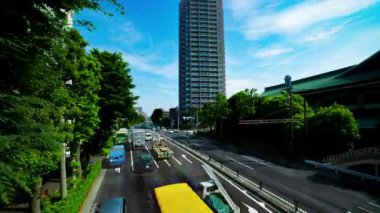 Tokyo 'daki şehir sokağındaki trafik sıkışıklığının zaman aşımı. Yüksek kalite 4K görüntü. Tokyo Japonya 05.18.2022 Tokyo 'da bir şehir caddesi.. 