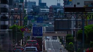 Tokyo 'daki şehir sokağındaki trafik sıkışıklığının zamanlaması. Yüksek kalite 4K görüntü. Tokyo Japonya 05.18.2022 Tokyo 'da bir şehir caddesi.. 