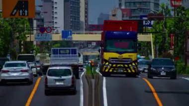 Tokyo 'daki şehir sokağındaki trafik sıkışıklığının zamanlaması. Yüksek kalite 4K görüntü. Tokyo Japonya 05.18.2022 Tokyo 'da bir şehir caddesi.. 