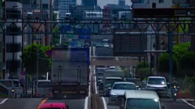 Tokyo 'daki şehir sokağındaki trafik sıkışıklığının zamanlaması. Yüksek kalite 4K görüntü. Tokyo Japonya 05.18.2022 Tokyo 'da bir şehir caddesi.. 