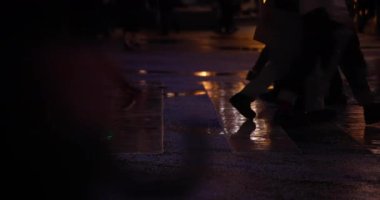 Yağmurlu bir günde insanların vücut parçalarını yürütürken yüksek hızda çekim yapmak. Shibuya Bölgesi Tokyo - 03.13.2021: Geçiş yapan insanların bacakları.
