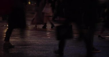 Yağmurlu bir günde insanların vücut parçalarını yürütürken yüksek hızda çekim yapmak. Shibuya Bölgesi Tokyo - 03.13.2021: Geçiş yapan insanların bacakları.