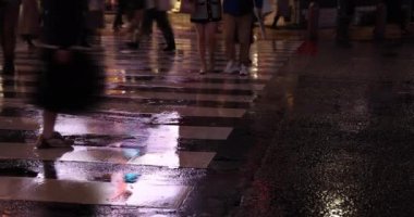 Yağmurlu bir günde insanların vücut parçalarını yürütürken yüksek hızda çekim yapmak. Shibuya Bölgesi Tokyo - 03.13.2021: Geçiş yapan insanların bacakları.