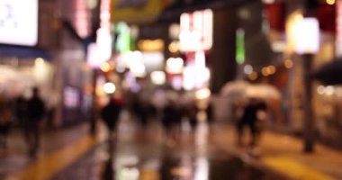 Yağmurlu bir günde Shibuya 'da yürüyen insanların yüksek hızda ateş etmesi. Shibuya bölgesi Tokyo - 03.13.2021