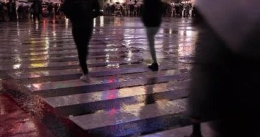 Yağmurlu bir günde insanların vücut parçalarını yürütürken yüksek hızda çekim yapmak. Shibuya Bölgesi Tokyo - 03.13.2021: Geçiş yapan insanların bacakları.