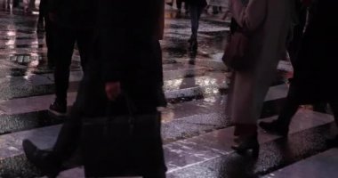 Yağmurlu bir günde insanların vücut parçalarını yürütürken yüksek hızda çekim yapmak. Shibuya Bölgesi Tokyo - 03.13.2021: Geçiş yapan insanların bacakları.