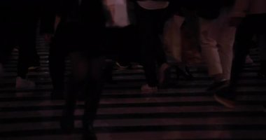 Yağmurlu bir günde insanların vücut parçalarını yürütürken yüksek hızda çekim yapmak. Shibuya Bölgesi Tokyo - 03.13.2021: Geçiş yapan insanların bacakları.