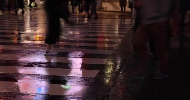 Szybkie Strzelanie Części Ciała Spacerujących Ludzi Skrzyżowaniu Deszczowy Dzień Shibuya — Wideo stockowe