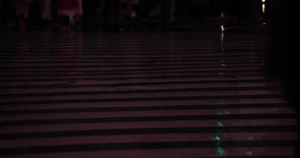 Высокоскоростная Съемка Частей Тела Ходячих Людей Дождливый День Сибуя Район — стоковое видео