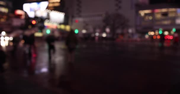 Высокоскоростная Съемка Обезглавленных Ходячих Людей Сибуе Пересекающих Дождливый День Сибуя — стоковое видео