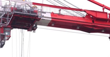 Tokyo 'daki rıhtımda endüstriyel vinç. Bulutlu bir gün. Yüksek kalite 4K görüntü. Koto bölgesi Aomi Tokyo Japonya 05.20.2022 Burası Aomi Konteynır Rıhtımı. İskeledeki konteynırlardan biri.