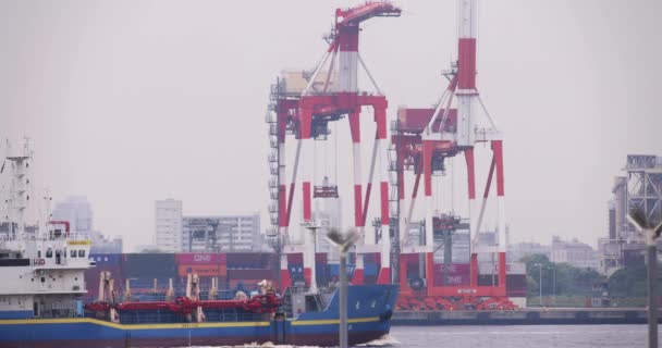 Moving Large Ship Container Wharf Tokyo Cloudy Day Long Shot — Vídeos de Stock
