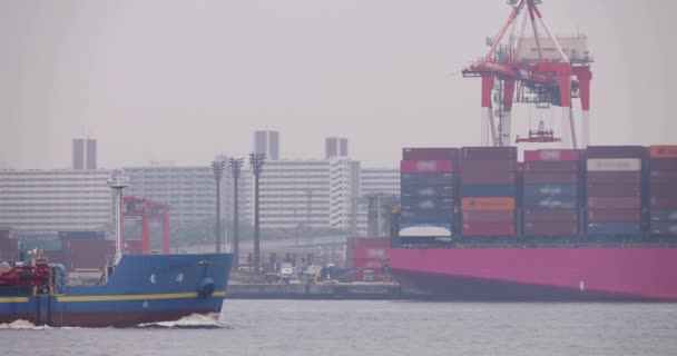 Moving Large Ship Container Wharf Tokyo Cloudy Day Long Shot — Vídeo de Stock