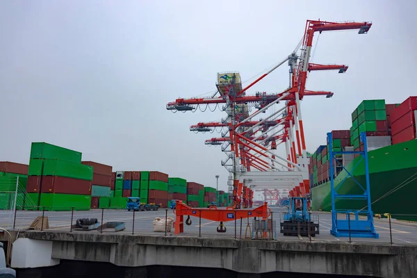 Industriële Kranen Een Groot Schip Buurt Van Container Werf Bewolkt — Stockfoto