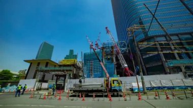 Tokyo 'da yapım aşamasındaki vinç zaman aşımına uğradı. Yüksek kalite 4K görüntü. Minato bölgesi Azabu Tokyo 06.28.2022 Tokyo 'nun merkezidir.. 