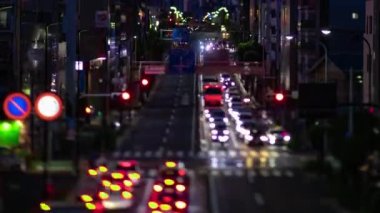 Setagaya Tokyo caddesindeki minyatür trafik sıkışıklığının alacakaranlık zamanı. Yüksek kalite 4K görüntü. Setagaya bölgesi Tokyo 06.28.2022 Tokyo şehir merkezi..