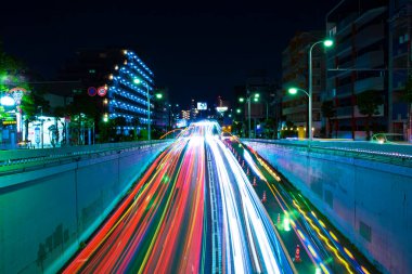 Tokyo 'daki şehir caddesinde gece trafiği sıkışıklığı. Yüksek kalite fotoğraf. Setagaya bölgesi Tokyo 06.29.2022 Tokyo şehir merkezi.
