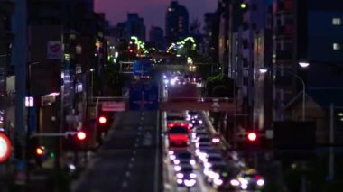 Setagaya Tokyo caddesindeki minyatür trafik sıkışıklığının alacakaranlık zamanı. Yüksek kalite 4K görüntü. Setagaya bölgesi Tokyo 06.28.2022 Tokyo şehir merkezi..