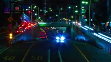 Tokyo 'daki şehir sokağındaki trafik sıkışıklığının gece vakti. Yüksek kalite 4K görüntü. Setagaya bölgesi Tokyo 06.29.2022 Tokyo şehir merkezi.