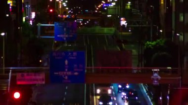 Tokyo 'daki şehir sokağındaki trafik sıkışıklığının gece vakti. Yüksek kalite 4K görüntü. Setagaya bölgesi Tokyo 06.29.2022 Tokyo şehir merkezi.