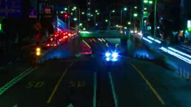 Tokyo 'daki şehir sokağındaki trafik sıkışıklığının gece vakti. Yüksek kalite 4K görüntü. Setagaya bölgesi Tokyo 06.29.2022 Tokyo şehir merkezi.