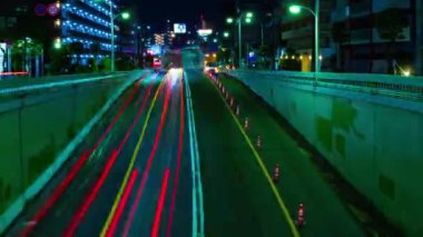 Tokyo 'daki şehir sokağındaki trafik sıkışıklığının gece görüntüsü. Yüksek kalite 4K görüntü. Setagaya bölgesi Tokyo 06.29.2022 Tokyo şehir merkezi.