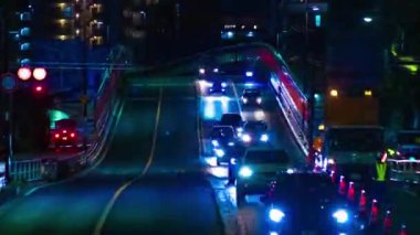 Tokyo 'daki şehir sokağındaki trafik sıkışıklığının gece vakti. Yüksek kalite 4K görüntü. Setagaya bölgesi Tokyo 06.29.2022 Tokyo şehir merkezi.