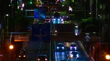 Tokyo 'daki şehir sokağındaki trafik sıkışıklığının gece vakti. Yüksek kalite 4K görüntü. Setagaya bölgesi Tokyo 06.29.2022 Tokyo şehir merkezi.