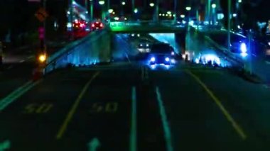 Tokyo 'daki şehir sokağındaki minyatür trafik sıkışıklığının gece zamanı. Yüksek kalite 4K görüntü. Setagaya bölgesi Tokyo 06.29.2022 Tokyo şehir merkezi.