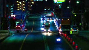 Tokyo 'daki şehir sokağındaki minyatür trafik sıkışıklığının gece zamanı. Yüksek kalite 4K görüntü. Setagaya bölgesi Tokyo 06.29.2022 Tokyo şehir merkezi.