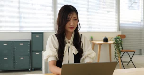 Токио Япония 2022 Рабочая Сцена Исполняется Японской Моделью Офисе Высококачественные — стоковое видео